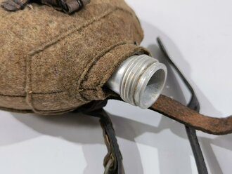 Feldflasche Wehrmacht, Ausführung 1 Liter, mit Aufschiebeschlaufe. Sehr guter Zustand