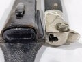 Extraseitengewehr KS98, Hersteller E.Pack & Söhne Solingen. Scheide Originallack, Lacklederkoppelschuh mit Blechprägeteil in gutem Zustand