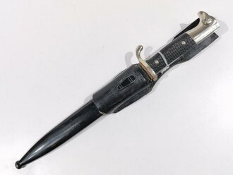 Extraseitengewehr KS98 mit Klingenätzung " Zur Erinnerung an meine Dienstzeit" sowie zwei Heeresadlern, Hersteller W.Höller Solingen. Scheide Originallack, Lacklederkoppelschuh. Leicht getragenes Stück in gutem Gesamtzustand.