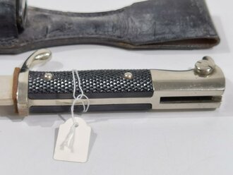 Extraseitengewehr KS98 mit Klingenätzung " Zur Erinnerung an meine Dienstzeit" sowie zwei Heeresadlern, Hersteller W.Höller Solingen. Scheide Originallack, Lacklederkoppelschuh. Leicht getragenes Stück in gutem Gesamtzustand.