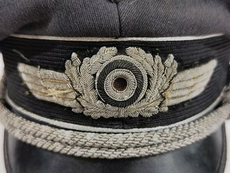 Schirmmütze für Offiziere der Luftwaffe. Getragenes Stück, die Effekten original vernäht, Kopfgrösse 56