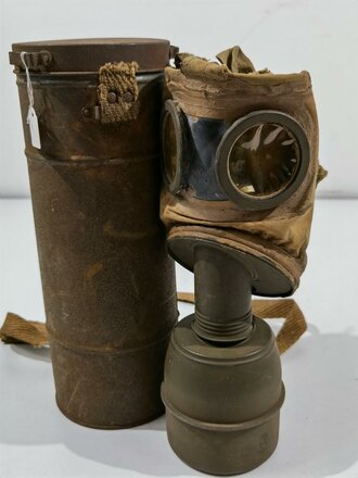 Frankreich 2. Weltkrieg, Gasmaske TC-38 mit Filter in Bereitschaftsbüchse mit Trageriemen, Originallack, Büchse rostig