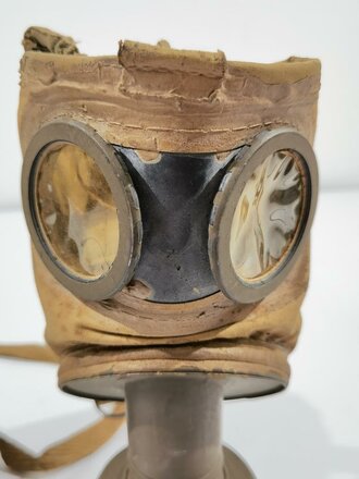 Frankreich 2. Weltkrieg, Gasmaske TC-38 mit Filter in Bereitschaftsbüchse mit Trageriemen, Originallack, Büchse rostig