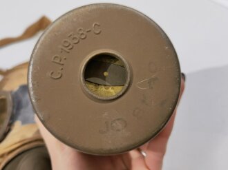 Frankreich 2. Weltkrieg, Gasmaske TC-38 mit Filter in Bereitschaftsbüchse mit Trageriemen, Originallack, Büchse rostig