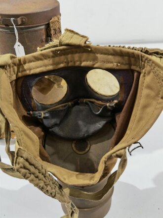 Frankreich 2. Weltkrieg, Gasmaske TC-38 mit Filter in Bereitschaftsbüchse mit Trageriemen, Originallack, Büchse rostig