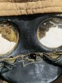 Frankreich 2. Weltkrieg, Gasmaske TC-38 mit Filter in Bereitschaftsbüchse mit Trageriemen und originaler Bedienungsanleitung, Originallack, in gutem Zustand