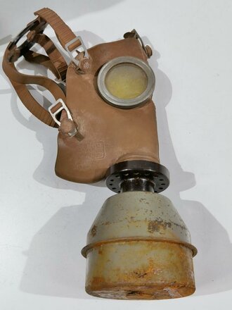 Belgien 2. Weltkrieg, Gasmaske Typ "L.702" mit originalem Filter in Bereitschaftsbüchse mit Trageriemen, Originallack