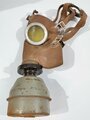 Belgien 2. Weltkrieg, Gasmaske Typ "L.702" mit originalem Filter in Bereitschaftsbüchse mit Trageriemen, Originallack