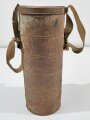 Belgien 2. Weltkrieg, Gasmaske Typ "L.702" mit originalem Filter in Bereitschaftsbüchse mit Trageriemen, Originallack