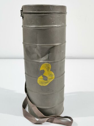 Deutschland 2. Weltkrieg, Tschechische Gasmaske "Fatra 2" in Bereitschaftsbüchse, Filter als Beutestück mit WaA-Nummer gestempelt, so vom Luftschutz verwendet