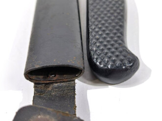 1.Weltkrieg  Grabendolch, ungereinigtes Stück, die Scheide original lackiert, Eisengriff