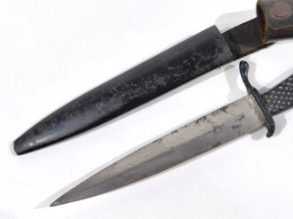 1.Weltkrieg  Grabendolch, ungereinigtes Stück, die Scheide original lackiert, Eisengriff
