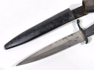 1.Weltkrieg  Grabendolch, ungereinigtes Stück, die Scheide original lackiert, Eisengriff