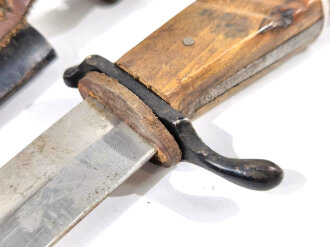 1.Weltkrieg  Grabendolch , ungereinigtes Stück , die Scheide original lackiert. Klingenspitze fehlt, Trageschlaufe repariert