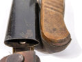 1.Weltkrieg  Grabendolch , ungereinigtes Stück , die Scheide original lackiert. Klingenspitze fehlt, Trageschlaufe repariert