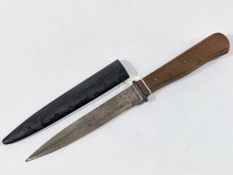 Stiefelmesser Wehrmacht, ungereinigtes Stück, Scheide original lackiert