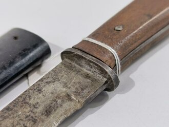Stiefelmesser Wehrmacht, ungereinigtes Stück, Scheide original lackiert