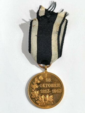 Kaiserreich 1913, Medaille Völkerschlacht bei Leipzig "18. Oktober 1813-1913", Vorderseite mit Eisernem Kreuz "1813", mit Band, 29 mm, guter Zustand