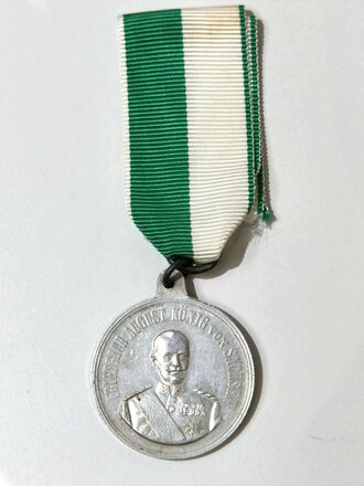 Sachsen, Medaille "Friedrich August König von Sachsen", Rückseite "Mit Gott für Kaiser und Vaterland", mit Band, 30mm, Aluminium, guter Zustand