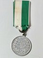 Sachsen, Medaille "Friedrich August König von Sachsen", Rückseite "Mit Gott für Kaiser und Vaterland", mit Band, 30mm, Aluminium, guter Zustand