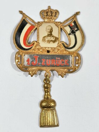 Kaiserreich, Blechabzeichen "1 J. zurück", mit Miniaturportrait Kaiser Wilhelm II., Reichsflagge und Reichskriegsflagge, ca. 50 mm, gebraucht