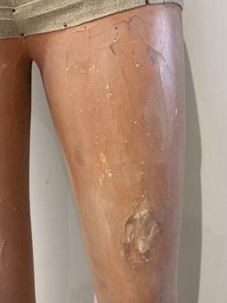 "Obermaier" Figur eines stehenden Jungen. Die Hände fehlen, sonst guter Gedsamtzustand, der Kopf aus Gips. gesamthöhe etwa 150cm. Versand erfolgt in zwei Paketen