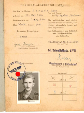 Luftwaffenhelfer Personalbuch "Kriegshilfseinsatz Luftwaffe" und Personalausweis eines 16 jährigen HJ Angehörigen (HJ Bann 868), Schwere Flakabteilun 568, Waldshut, Diensteintritt am 1. August 1944, ca. DIN A5, guter gebrauchter Zustand