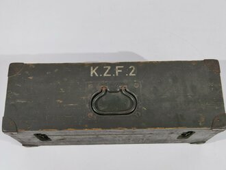 Kugelzielfernrohr K.Z.F.2  im Transportkasten mit Zubehör , für Panzerkampfwagen II, III, IV, Panther, Tiger I und II. Optik leicht neblig , Fadenkreuz deutlich, Originallack. Der Kasten ebenfalls original lackiert, mit Inneneinteilung