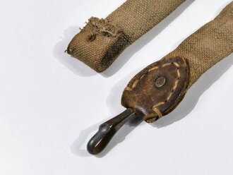 1. Weltkrieg, feldgrauer Brotbeutelriemen mit Schanzzeugschlaufe, die eine Seite abgeschnitten