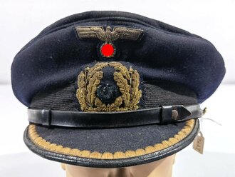 Kriegsmarine, Schirmmütze für einen Kapitänleutnant. Getragenes Stück in gutem Gesamtzustand, die Kokarde fehlt