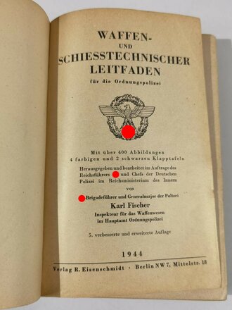 "Waffen- und Schiesstechnischer Leitfaden für die Ordnungspolizei" Ausgabe 1944 mit 568 Seiten. Buchrücken defekt, Bindung zum Teil lose