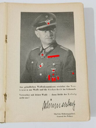 "Waffen- und Schiesstechnischer Leitfaden für die Ordnungspolizei" Ausgabe 1944 mit 568 Seiten. Buchrücken defekt, Bindung zum Teil lose