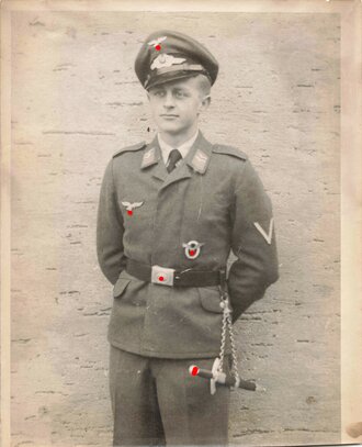 Luftwaffe, Foto eines jungen Flugzeugführers mit Borddolch, 18 x 22cm