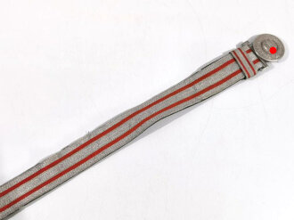 Heer, Paradefeldbinde für einen Musikmeister mit roten Durchzügen. Gesamtlänge 106 cm, Mottenschäden, selten