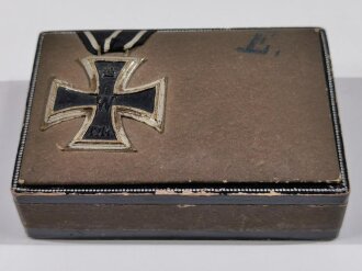 1.Weltkrieg, patriotische Schachtel  mit aufgelegtem Eisernen Kreuz aus Metall. Maße 8 x 11,5 x 3cm