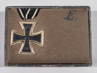 1.Weltkrieg, patriotische Schachtel  mit aufgelegtem Eisernen Kreuz aus Metall. Maße 8 x 11,5 x 3cm