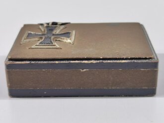 1.Weltkrieg, patriotische Schachtel  mit aufgelegtem Eisernen Kreuz aus Metall. Maße 8 x 11,5 x 3cm