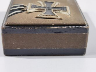 1.Weltkrieg, patriotische Schachtel  mit aufgelegtem Eisernen Kreuz aus Metall. Maße 8 x 11,5 x 3cm