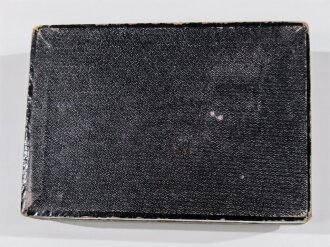 1.Weltkrieg, patriotische Schachtel  mit aufgelegtem Eisernen Kreuz aus Metall. Maße 8 x 11,5 x 3cm