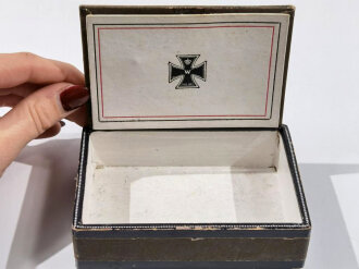 1.Weltkrieg, patriotische Schachtel  mit aufgelegtem Eisernen Kreuz aus Metall. Maße 8 x 11,5 x 3cm