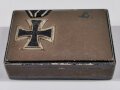 1.Weltkrieg, patriotische Schachtel  mit aufgelegtem Eisernen Kreuz aus Metall. Maße 8 x 11,5 x 3cm