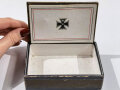 1.Weltkrieg, patriotische Schachtel  mit aufgelegtem Eisernen Kreuz aus Metall. Maße 8 x 11,5 x 3cm