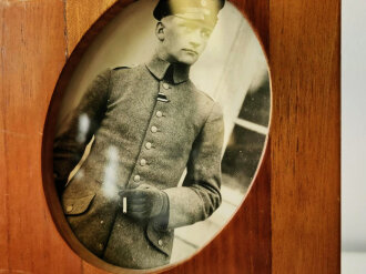 Fliegerei 1. Weltkrieg, dekorativer Bilderrahmen aus Propellerblatt in gutem Zustand. Ich habe den Rahmen nicht geöffnet, gehe aber davon aus das die Fotos NICHT original sind. Der Rahmen in gutem Zustand, Gesamthöhe 44cm