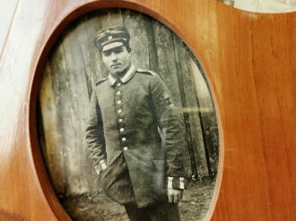 Fliegerei 1. Weltkrieg, dekorativer Bilderrahmen aus Propellerblatt in gutem Zustand. Ich habe den Rahmen nicht geöffnet, gehe aber davon aus das die Fotos NICHT original sind. Der Rahmen in gutem Zustand, Gesamthöhe 44cm