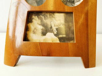 Fliegerei 1. Weltkrieg, dekorativer Bilderrahmen aus Propellerblatt in gutem Zustand. Ich habe den Rahmen nicht geöffnet, gehe aber davon aus das die Fotos NICHT original sind. Der Rahmen in gutem Zustand, Gesamthöhe 44cm