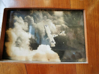 Fliegerei 1. Weltkrieg, dekorativer Bilderrahmen aus Propellerblatt in gutem Zustand. Ich habe den Rahmen nicht geöffnet, gehe aber davon aus das die Fotos NICHT original sind. Der Rahmen in gutem Zustand, Gesamthöhe 44cm