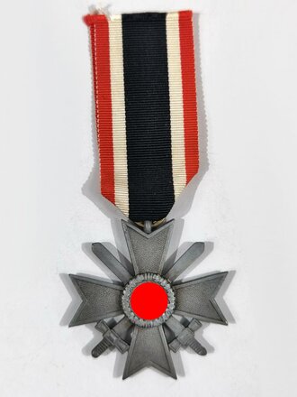Kriegsverdienstkreuz 2. Klasse mit Schwertern Hersteller "113" im Bandring für  Hermann Aurich, Dresden