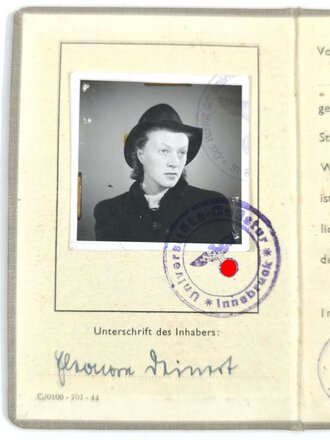 Ausweis für eine Angehörige der Deutschen Alpen Universität Innsbruck, ausgestellt am 1.März 1945