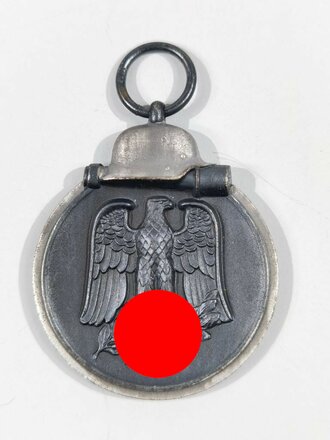 Medaille Winterschlacht im Osten, Im Bandring Hersteller "20" für Zimmermann Pforzheim, dazu das Band und die Tüte, diese zusätzlich L/52 gestempelt