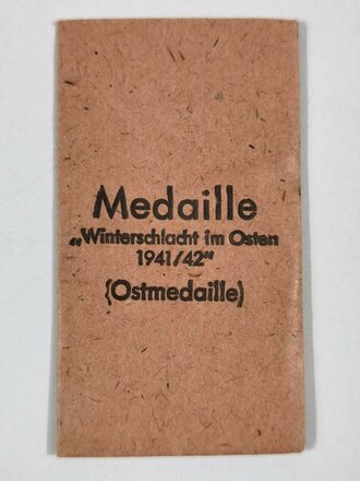 Medaille Winterschlacht im Osten, Im Bandring Hersteller "20" für Zimmermann Pforzheim, dazu das Band und die Tüte, diese zusätzlich L/52 gestempelt